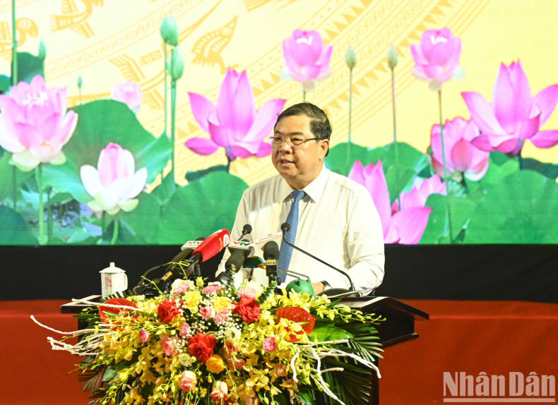 南定省委书记范嘉足在会上发表讲话。