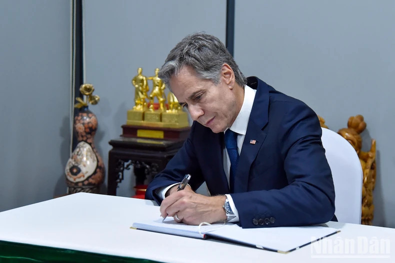 美国国务卿安东尼·布林肯在吊唁簿上留言，向阮富仲总书记家属表示慰问。