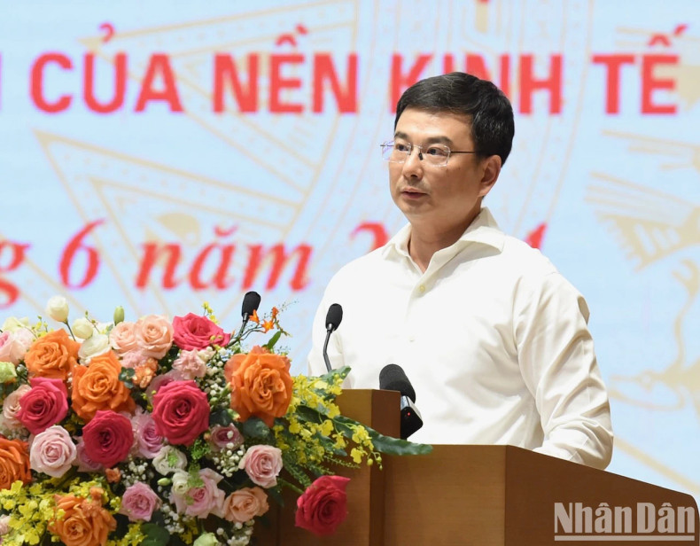 越南国家银行副行长范青河在会上发表讲话。