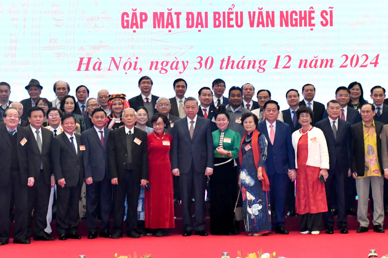 苏林总书记、党和国家领导及各位代表。 苏林总书记、党和国家领导及各位代表。