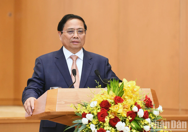 政府总理范明正在仪式上发表讲话。 政府总理范明正在仪式上发表讲话。