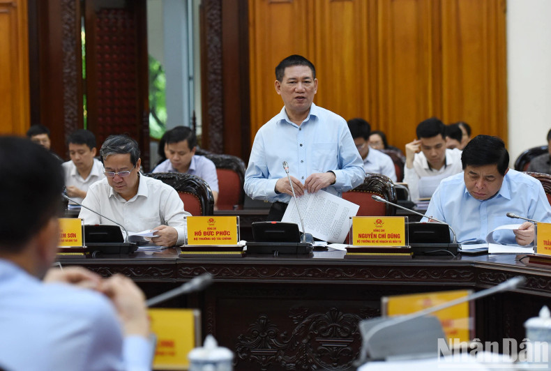 财政部部长胡德福在会上发表讲话。 财政部部长胡德福在会上发表讲话。