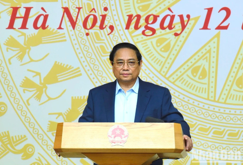 政府总理范明正在中央竞赛奖励委员会第八次会议上发表讲话。