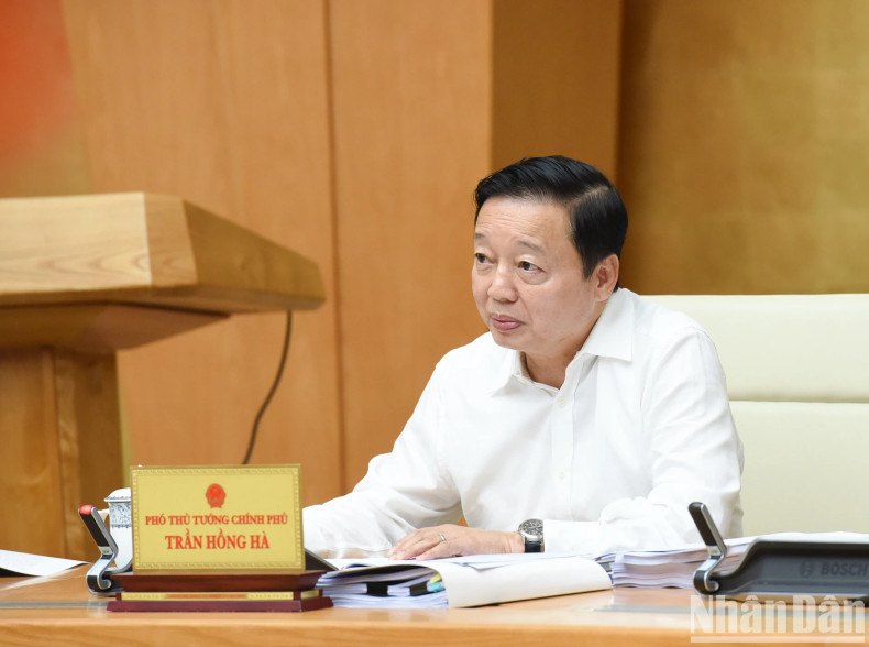 政府副总理陈红河在会上发表讲话。 政府副总理陈红河在会上发表讲话。