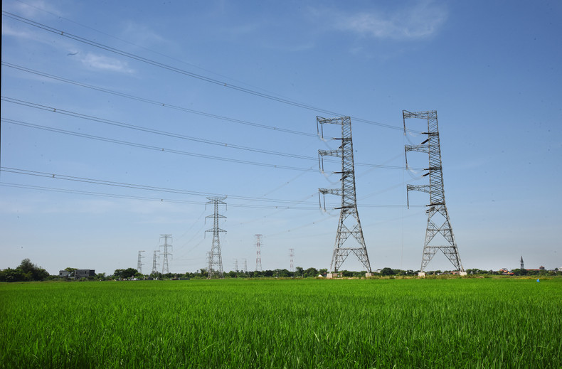 500千伏三回输电线路项目是国家的“命脉”，为全国各地供电，为社会经济发展、保障国防安全作出贡献。