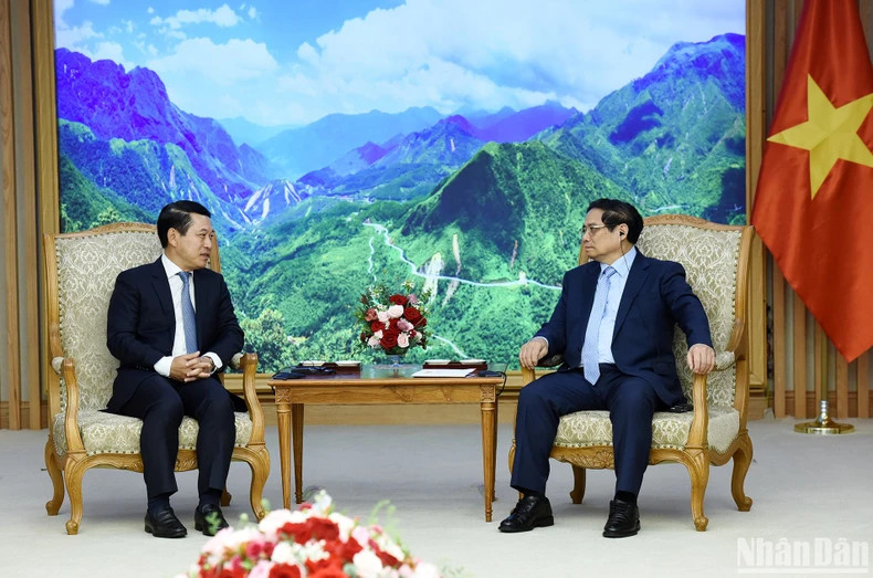 越南政府总理范明正会见老挝政府副总理兼外交部长沙伦塞·贡马西。 越南政府总理范明正会见老挝政府副总理兼外交部长沙伦塞·贡马西。