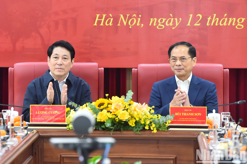 国家主席梁强和政府副总理兼外交部长裴青山出席会议。 国家主席梁强和政府副总理兼外交部长裴青山出席会议。