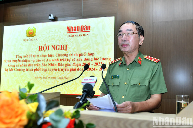 越共中央委员、公安部副部长陈国祖上将在会上致开幕词。 越共中央委员、公安部副部长陈国祖上将在会上致开幕词。