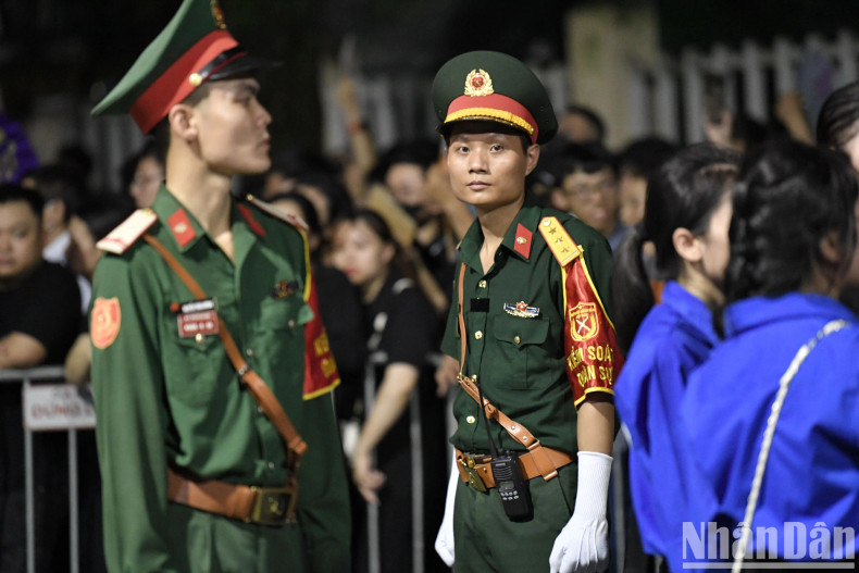 确保安全秩序。 确保安全秩序。