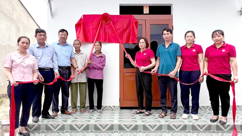 越南祖国阵线宣光省委员会领导为咸安县德宁乡同名村人民举行新房竣工剪彩仪式。 越南祖国阵线宣光省委员会领导为咸安县德宁乡同名村人民举行新房竣工剪彩仪式。