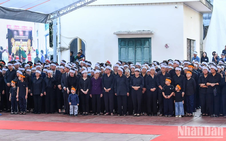越共中央总书记阮富仲吊唁仪式在河内市东英县东会乡赖沱村举行。 越共中央总书记阮富仲吊唁仪式在河内市东英县东会乡赖沱村举行。