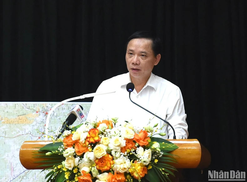 和平省人委会主席裴文庆在会上发表讲话。 和平省人委会主席裴文庆在会上发表讲话。