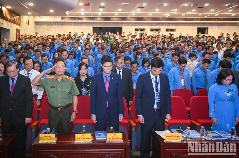 与会代表默哀一分钟,悼念越共中央总书记阮富仲。 与会代表默哀一分钟,悼念越共中央总书记阮富仲。