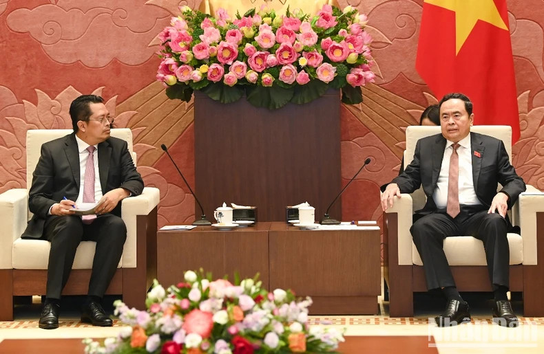 越南国会主席陈青敏和印度尼西亚参议院副主席马胡丁。