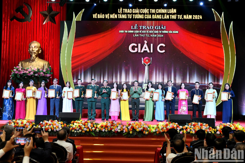 越共中央政治局委员、国防部部长潘文江大将和越共中央政治局委员、公安部部长梁三光大将颁发三等奖。 越共中央政治局委员、国防部部长潘文江大将和越共中央政治局委员、公安部部长梁三光大将颁发三等奖。