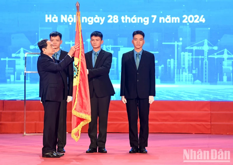 国会主席陈青敏向越南劳动总联合会授予一级劳动勋章。 国会主席陈青敏向越南劳动总联合会授予一级劳动勋章。