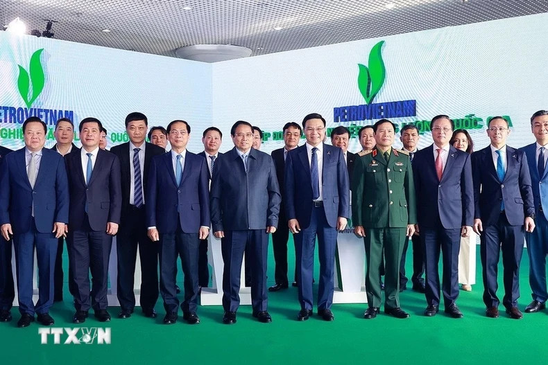 政府总理范明正和出席油气部门2025年工作计划部署会议的各位代表。 政府总理范明正和出席油气部门2025年工作计划部署会议的各位代表。