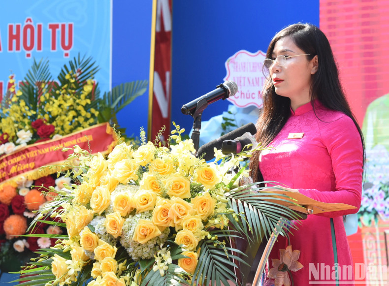 阮廷炤初中学校校长阮氏雪梅在开学典礼上发表讲话。 阮廷炤初中学校校长阮氏雪梅在开学典礼上发表讲话。