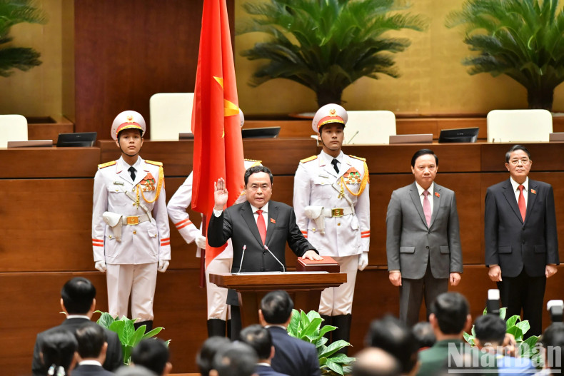 国会主席陈青敏进行就职宣誓仪式。 国会主席陈青敏进行就职宣誓仪式。