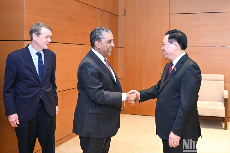 越南国会主席王廷惠和美方代表团成员。 越南国会主席王廷惠和美方代表团成员。