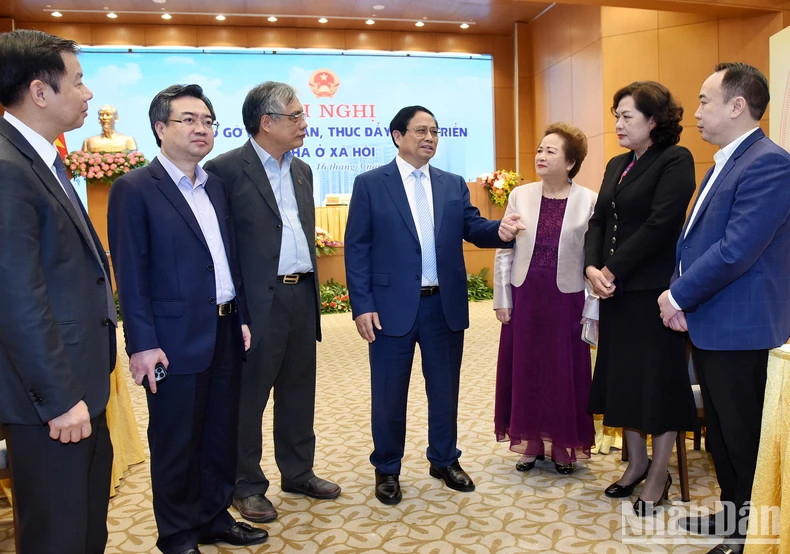 范明正总理和与会代表交流。