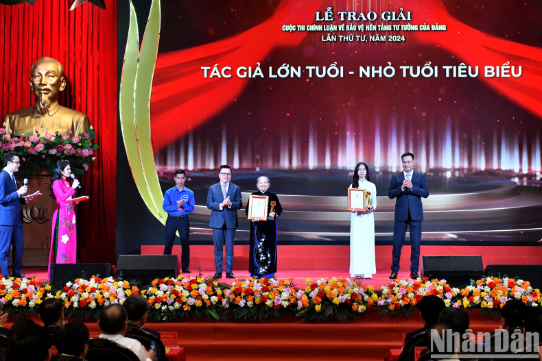年龄最大优秀作者和年龄最小优秀作者奖颁奖仪式。 年龄最大优秀作者和年龄最小优秀作者奖颁奖仪式。