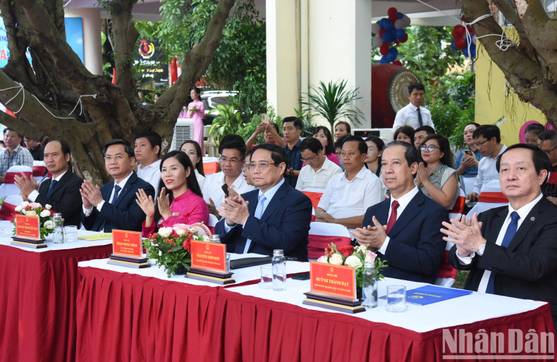 政府总理范明正,教育与培训部部长阮金山,科技部部长黄成达,中央各部委、行业及河内市领导代表出席开学典礼。 政府总理范明正,教育与培训部部长阮金山,科技部部长黄成达,中央各部委、行业及河内市领导代表出席开学典礼。