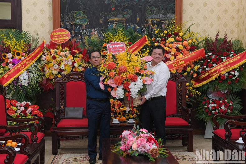 永福省委代表前来祝贺《人民报》社。 永福省委代表前来祝贺《人民报》社。