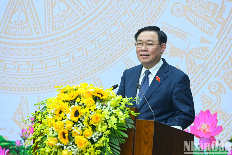国会主席王廷惠向安沛省党委、政府、人民致以新年祝福。 国会主席王廷惠向安沛省党委、政府、人民致以新年祝福。