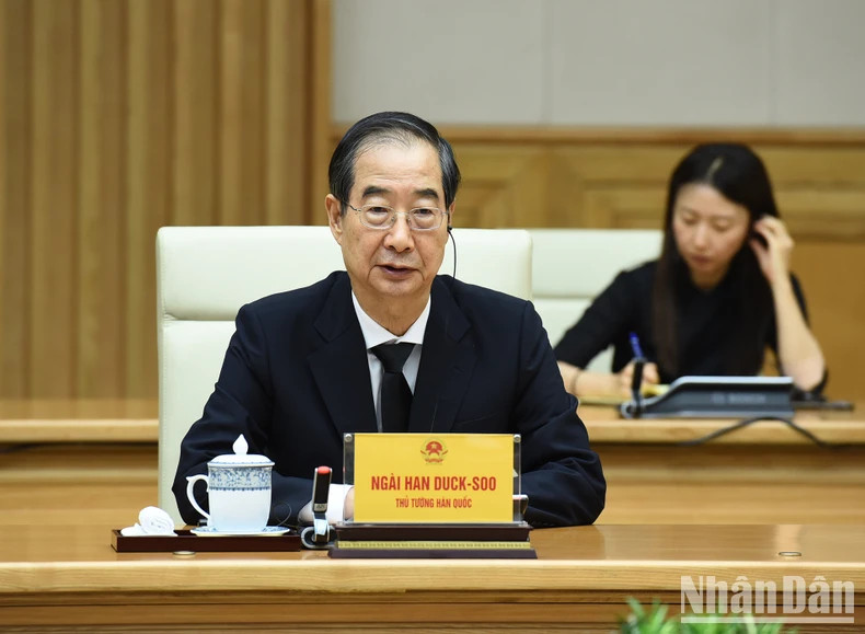 韩国国务总理韩德洙会见时发表讲话。