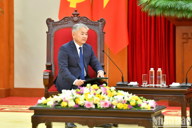 蒙古国食品、农业和轻工业部长、越南与蒙古国政府间联合委员会蒙方主席扎丹巴·恩赫巴亚尔。