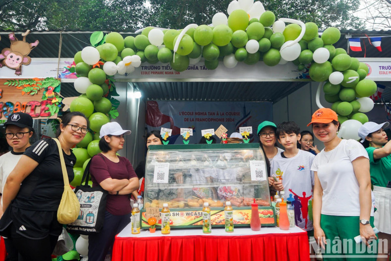 义新小学校学生参加2024年法语国家跑步比赛框架活动的展位。(中兴 摄) 义新小学校学生参加2024年法语国家跑步比赛框架活动的展位。(中兴 摄)