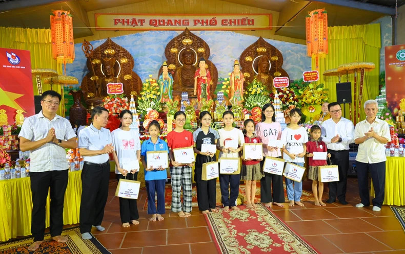 值此之际,越南新闻工作者协会向荣市兴禄乡贫困好学学生赠送10份礼物。 值此之际,越南新闻工作者协会向荣市兴禄乡贫困好学学生赠送10份礼物。