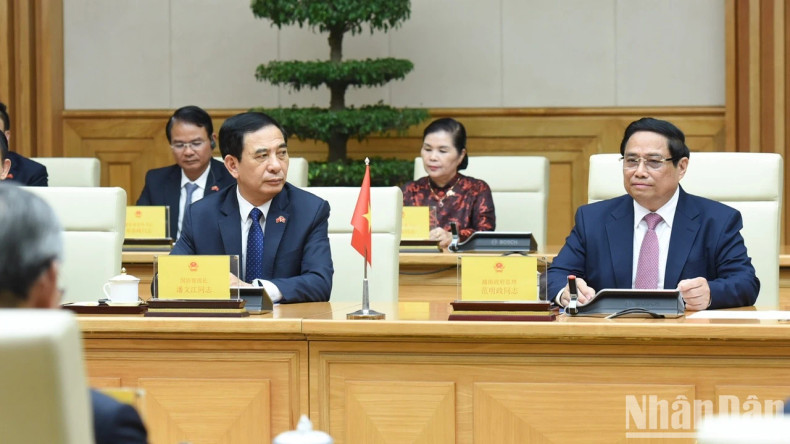 越南政府总理范明正在与中国国务院总理李强举行会谈时发表讲话。