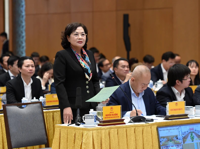 越南国家银行行长阮氏红在会上发表讲话。