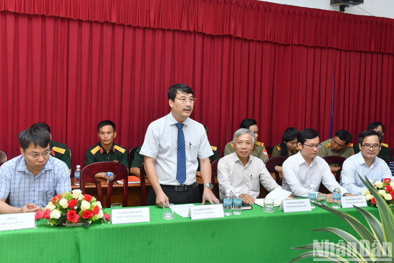 芽庄大学领导在活动上发表讲话。