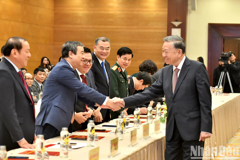 苏林总书记和与会代表。 苏林总书记和与会代表。