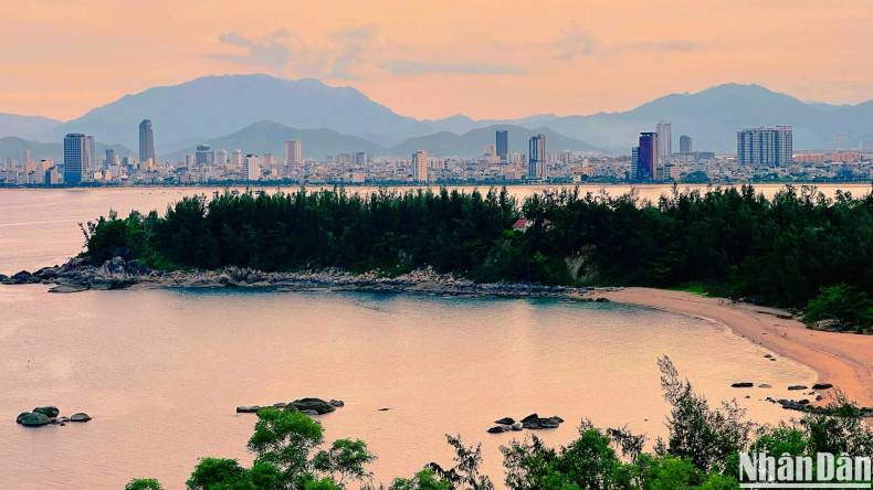 由于地形特殊,空气清新,山茶半岛是理想的日落观赏地,深受国内外游客的喜爱。 由于地形特殊,空气清新,山茶半岛是理想的日落观赏地,深受国内外游客的喜爱。