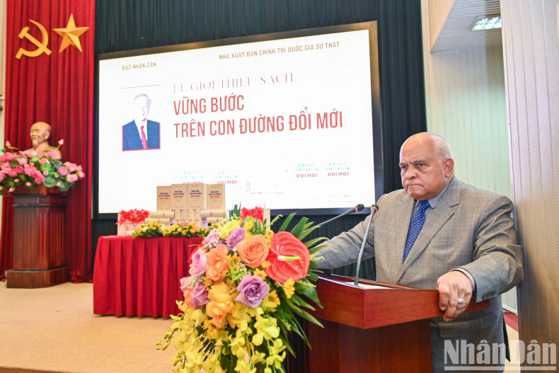 前古巴驻越南大使奥兰多·尼古拉斯·吉伦在仪式上发表讲话。 前古巴驻越南大使奥兰多·尼古拉斯·吉伦在仪式上发表讲话。