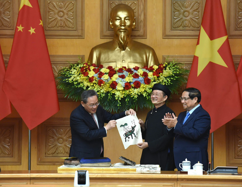 越南政府总理范明正和中国国务院总理李强制作东胡民间画。
