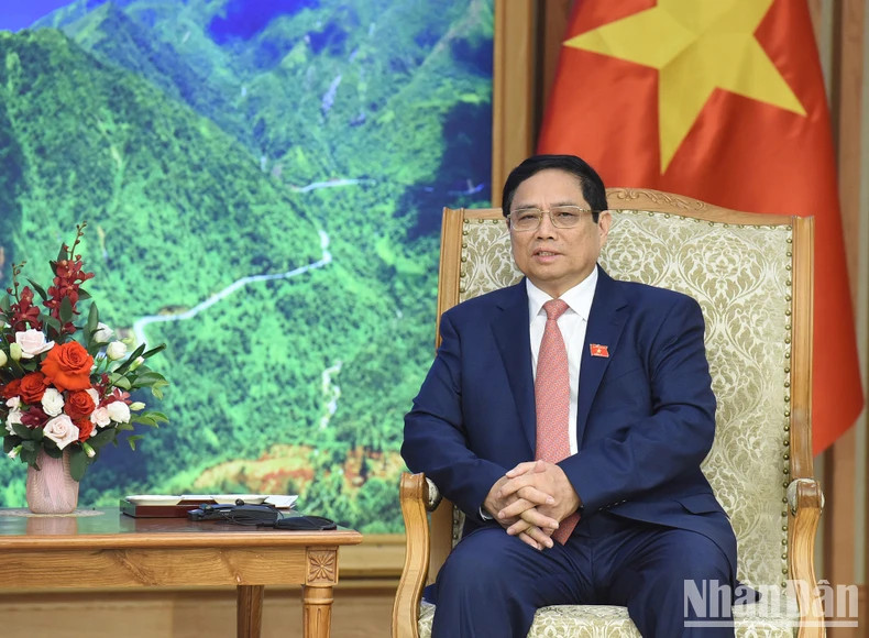 越南政府总理范明正在会见老挝国家监察总署署长坎潘·蓬马塔时发表讲话。