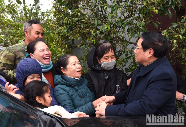 范明正总理走访慰问一号南定-清化500 kV输电线路项目区域的人民。 范明正总理走访慰问一号南定-清化500 kV输电线路项目区域的人民。