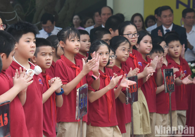阮廷炤初中学校的学生喜迎新学年。 阮廷炤初中学校的学生喜迎新学年。