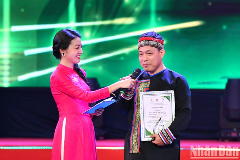 颁奖仪式上的交流活动。 颁奖仪式上的交流活动。