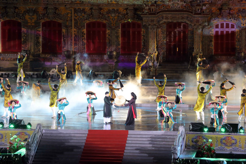 官贺民歌节目表演。 官贺民歌节目表演。