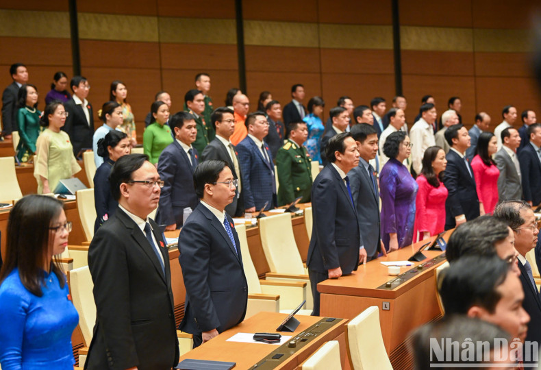各位代表见证国会主席陈青敏就职宣誓仪式。 各位代表见证国会主席陈青敏就职宣誓仪式。
