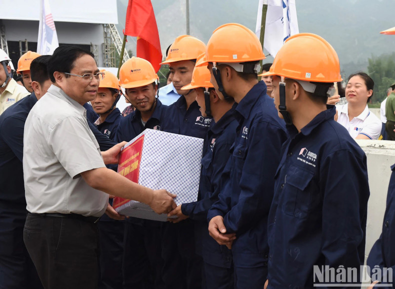 范明正总理向该项目施工工人赠送礼物。