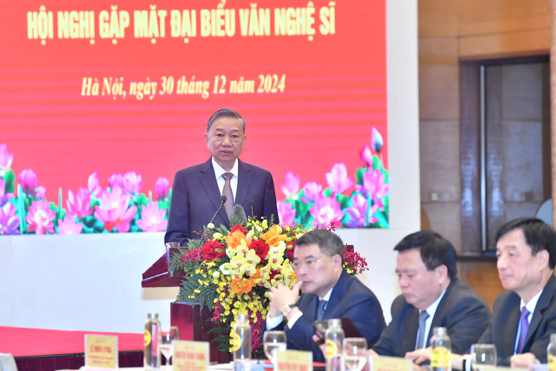 苏林总书记在见面会上发表讲话。 苏林总书记在见面会上发表讲话。