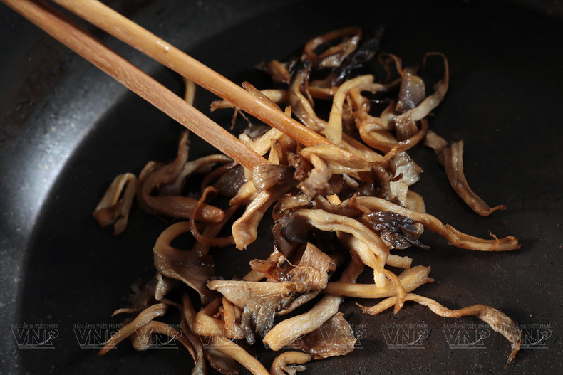 褐平菇切丝并油炸。（图片来源：越南画报）