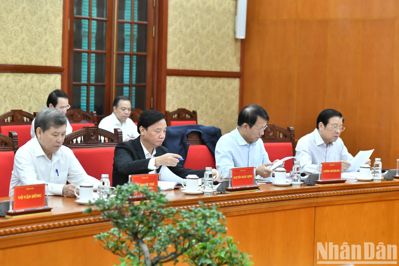 中央反腐败反消极指导委员会常委会委员出席会议。 中央反腐败反消极指导委员会常委会委员出席会议。